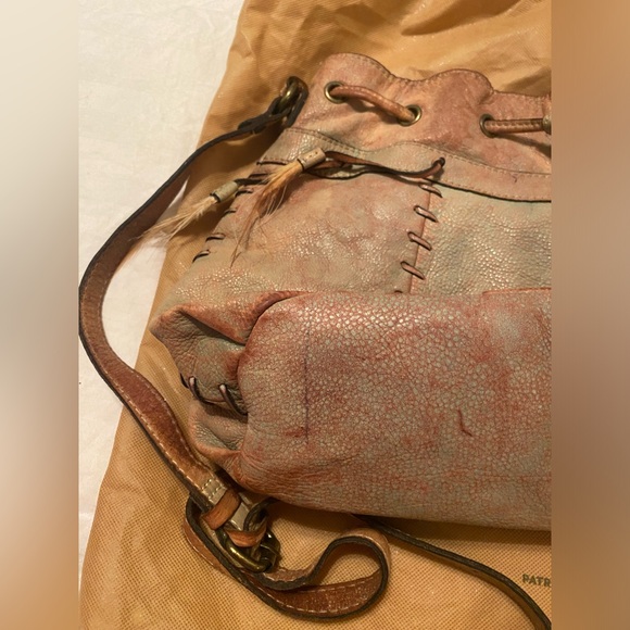 Patricia Nash, Italian leather purse, green and tan with feathers dangling - Picture 9 of 9